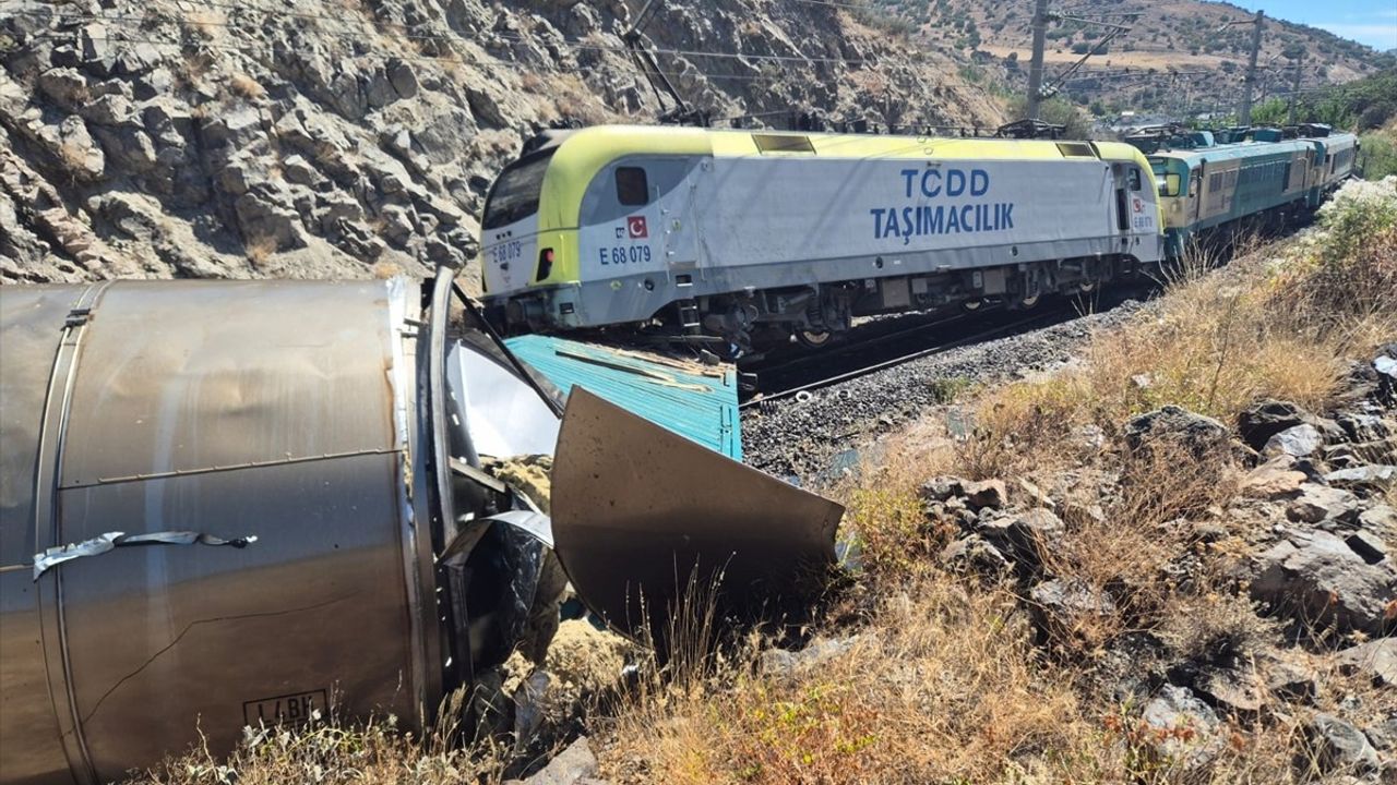Malatya'da İki Yük Treni Çarpıştı, Makinist Yaralandı