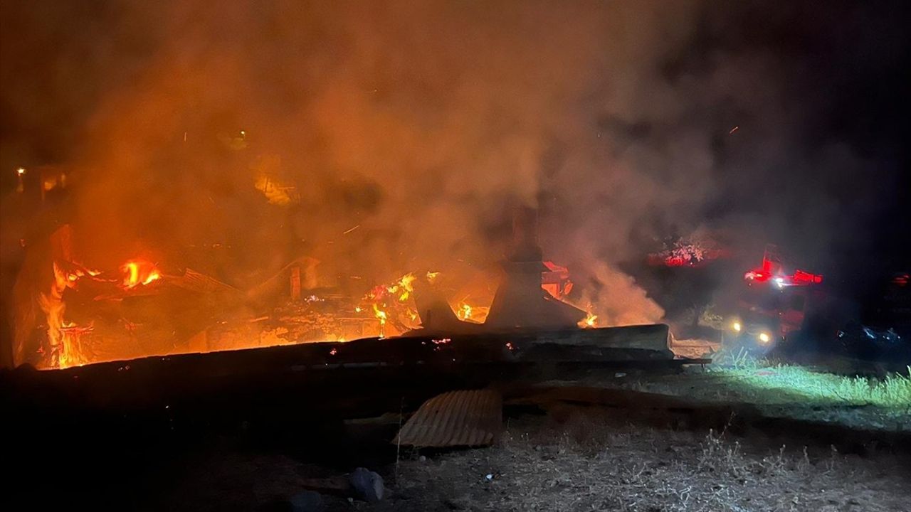 Malatya'da Yangın: 3 Ev Kullanılamaz Hale Geldi