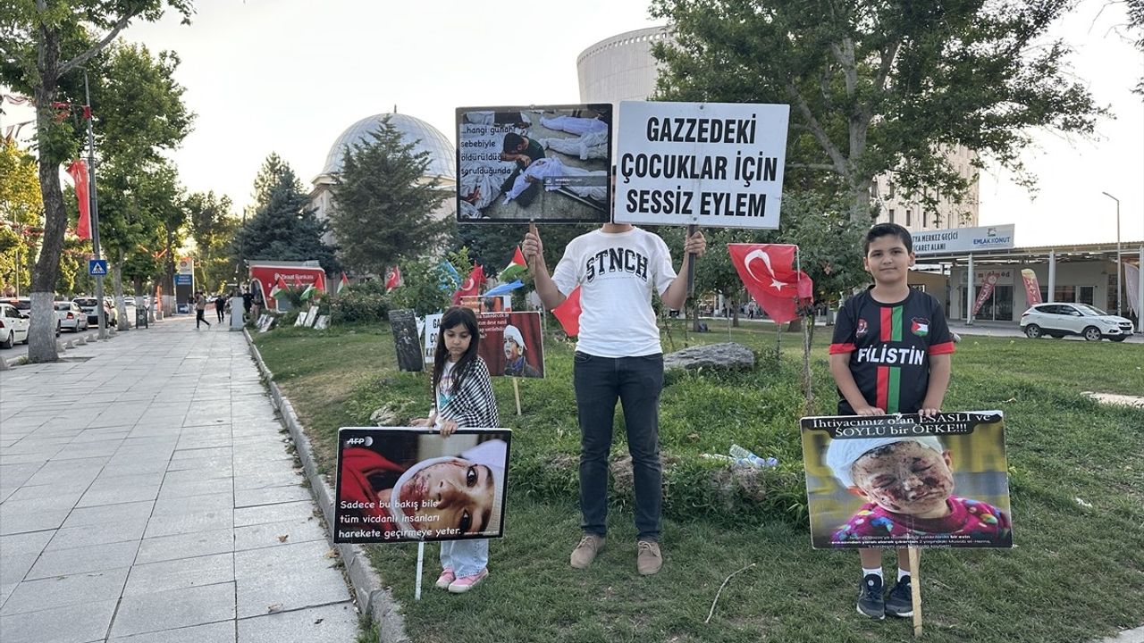 Malatya'daki Öğretmenlerden Gazze'ye Destek Eylemi