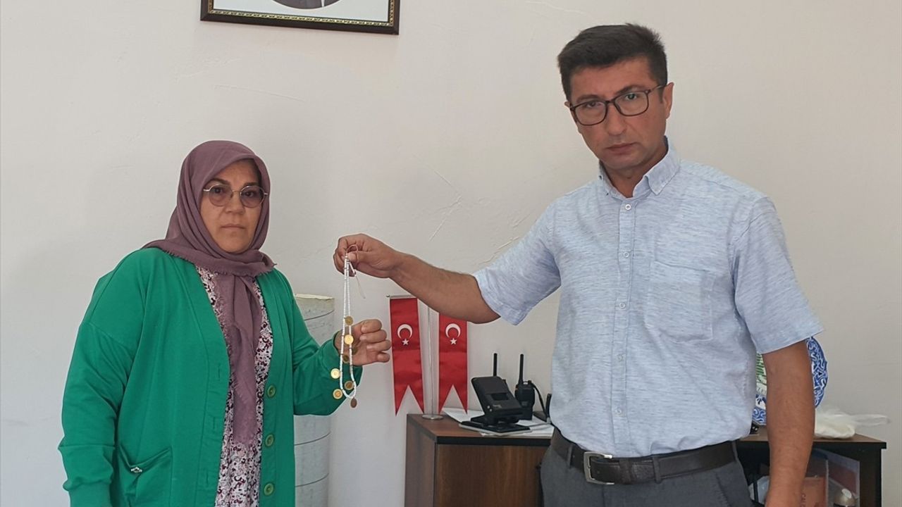 Manisa'da Kaybolan Altınlar Sahibine İade Edildi