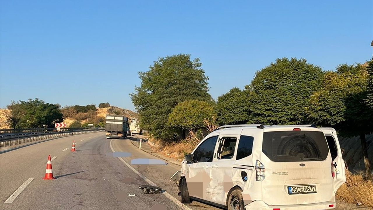 Manisa'da Lastik Değiştiren Çift Kamyonetle Çarpıştı, İkisi de Hayatını Kaybetti