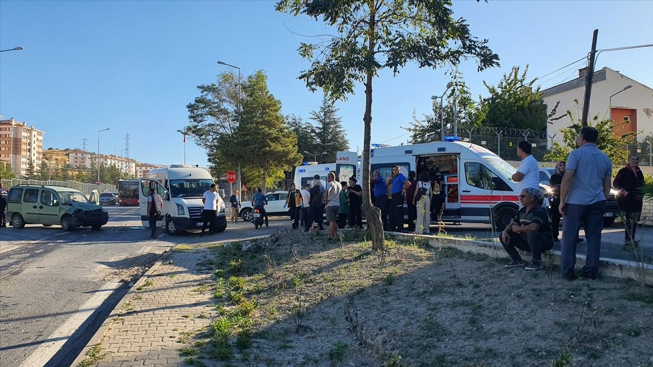 Manisa'da Minibüs ile Hafif Ticari Araç Çarpıştı: 9 Yaralı
