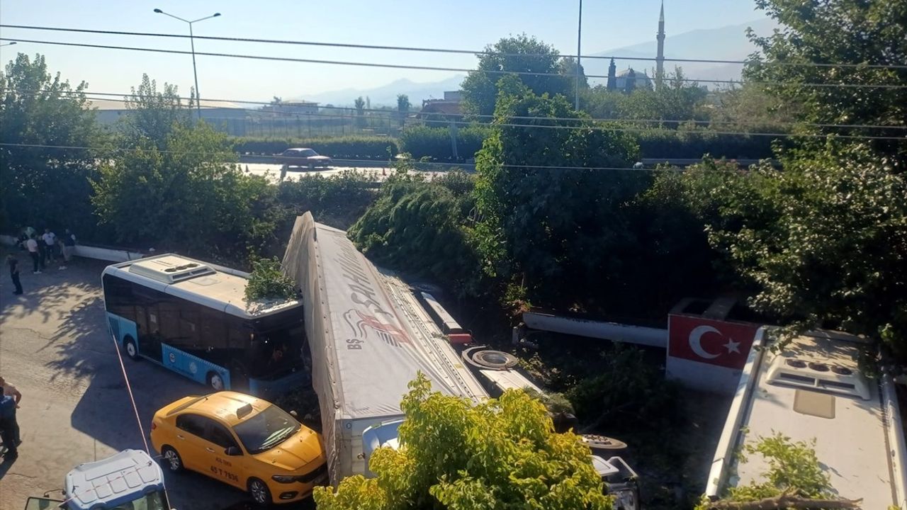 Manisa'da Trafik Kazası: Polis Memuru Hayatını Kaybetti