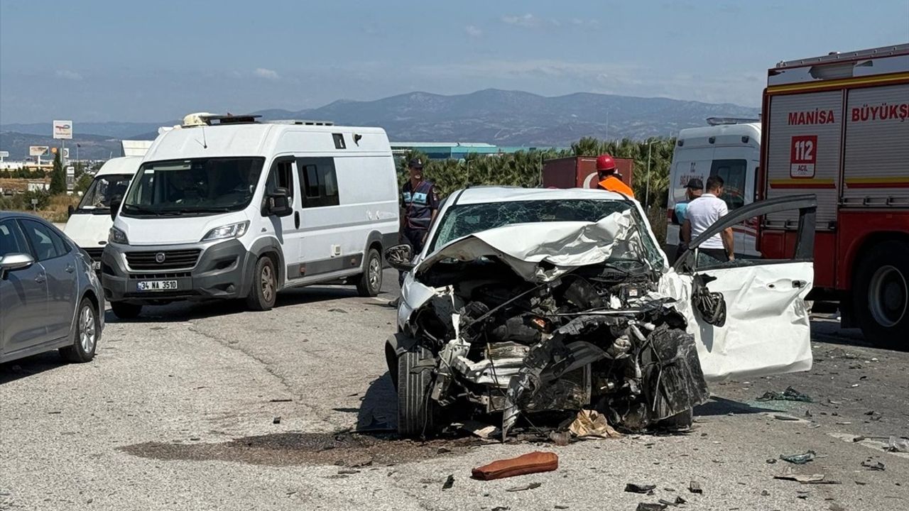 Manisa'da Zincirleme Trafik Kazası: 1 Ölü, 4 Yaralı