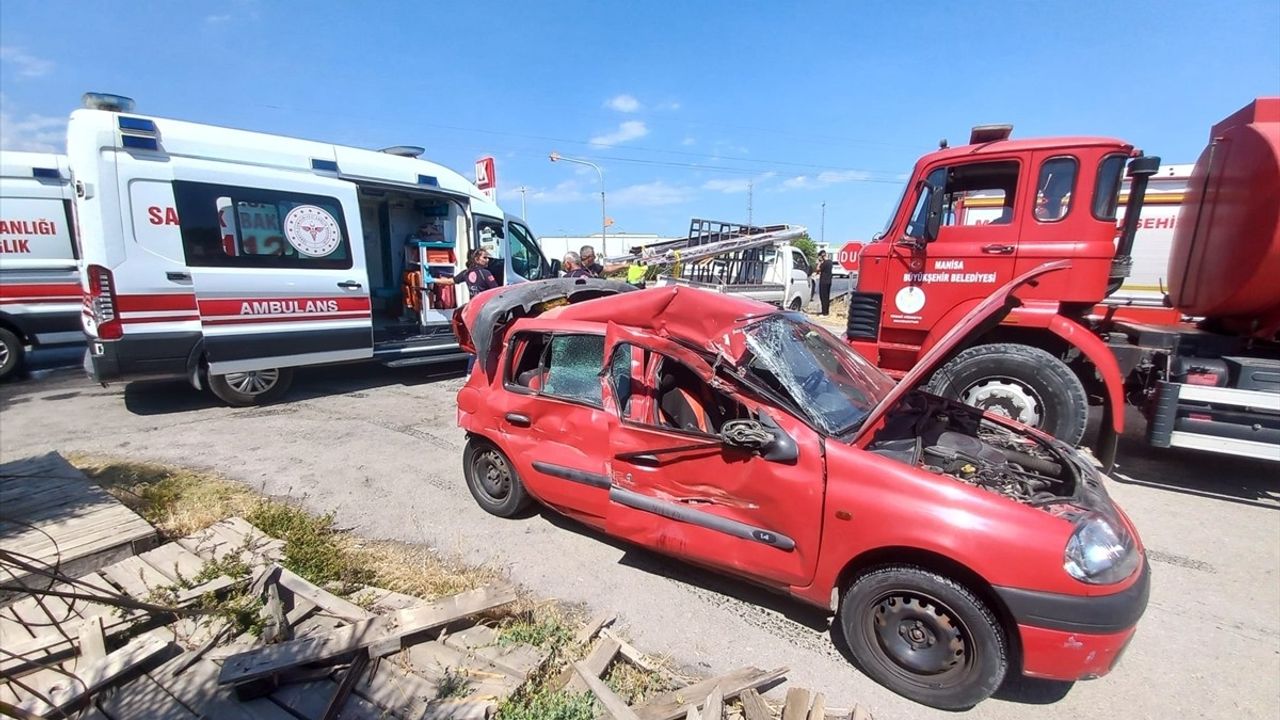 Manisa'da Zincirleme Trafik Kazası: 3 Yaralı