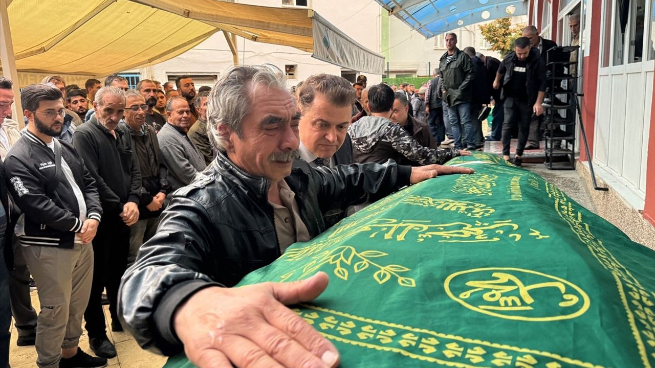 Manisa'daki Trafik Kazası: 5 Kişi Hayatını Kaybetti