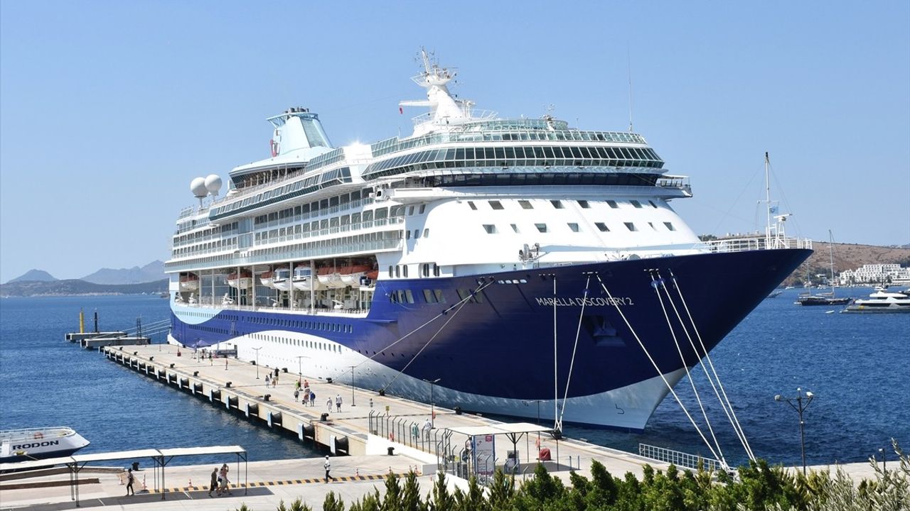 Marella Discovery 2 Kruvaziyeri Bodrum'u Ziyaret Etti