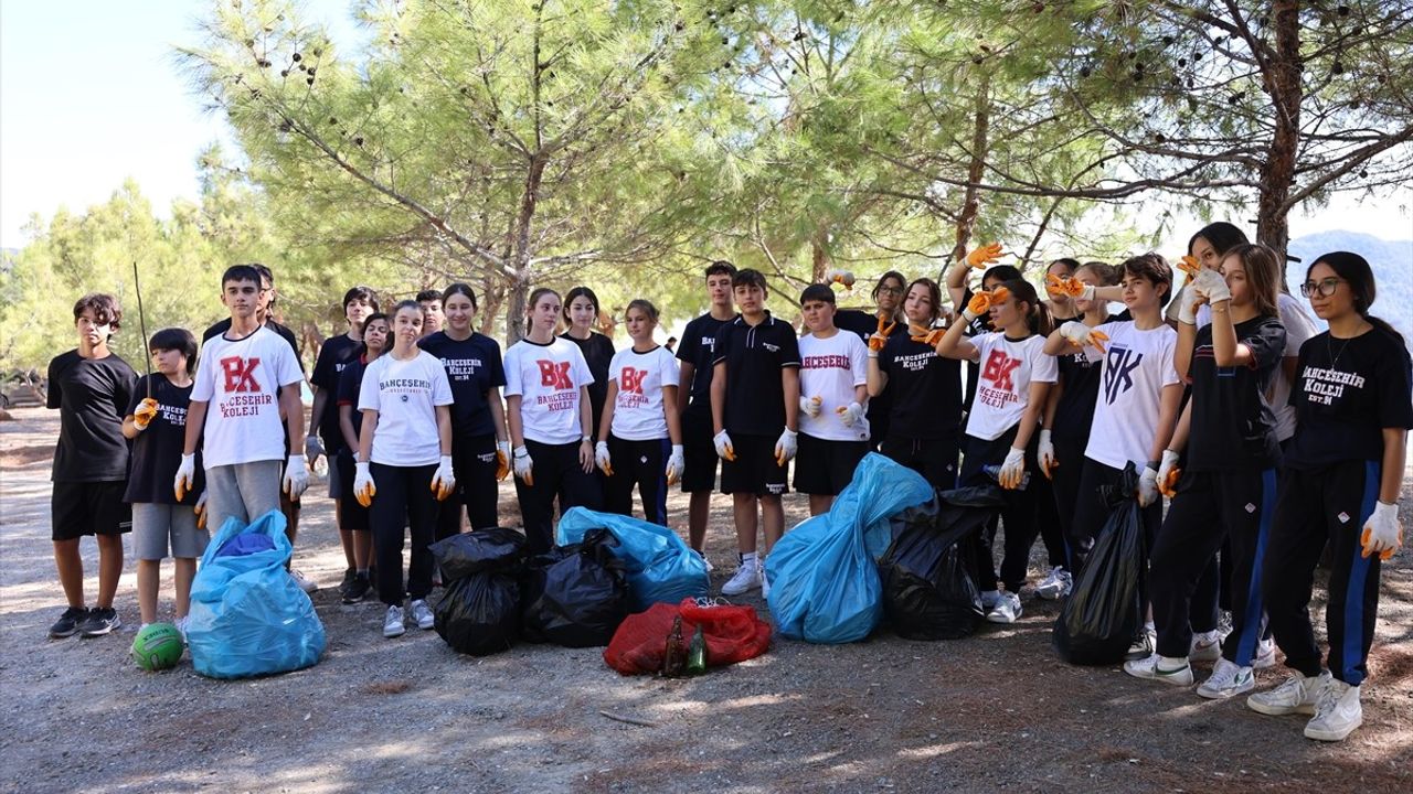 Marmaris'te Kıyı Temizleme Etkinliği Düzenlendi
