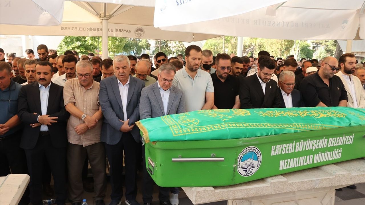 Mehmet Bozdağ'ın Acı Günü: Babası İlhan Bozdağ Toprağa Verildi