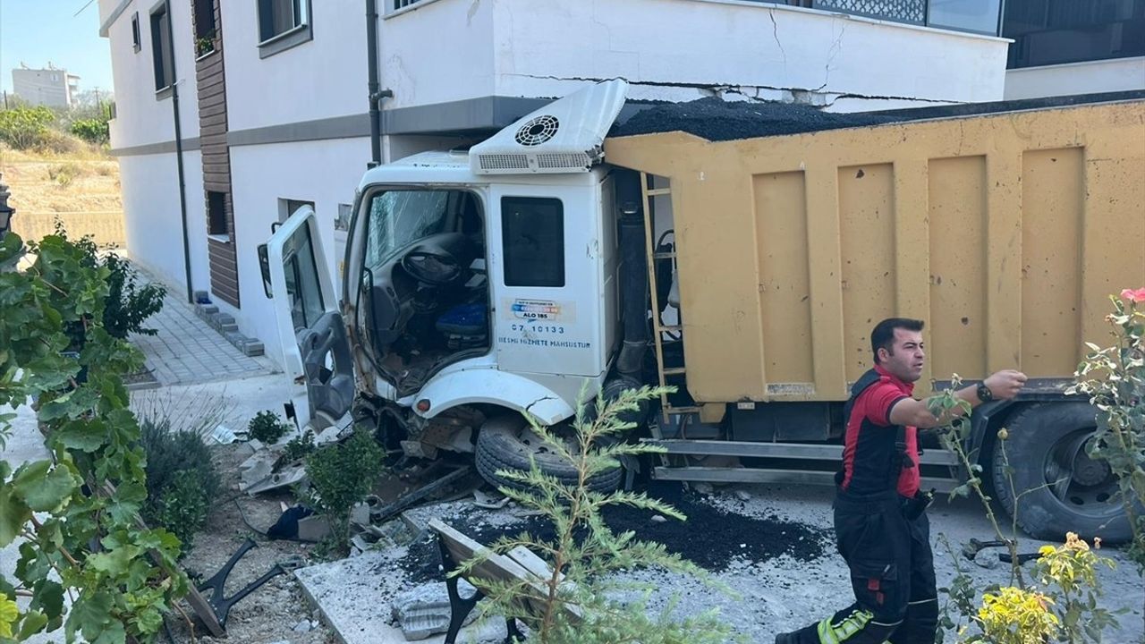 Mersin'de Hafriyat Kamyonu Apartmana Çarptı