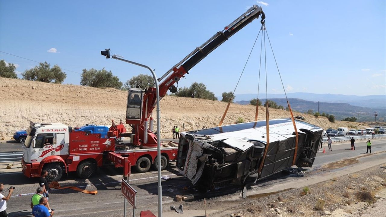 Mersin'de Tır ile Yolcu Otobüsü Çarpıştı: 3 ölü, 7 yaralı