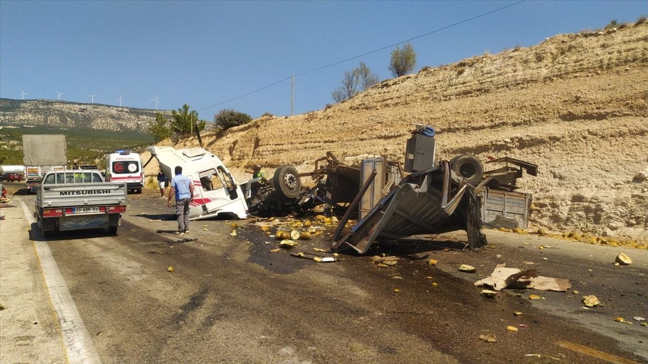 Mersin'de Tır ile Yolcu Otobüsü Çarpıştı: Üç Kişi Hayatını Kaybetti