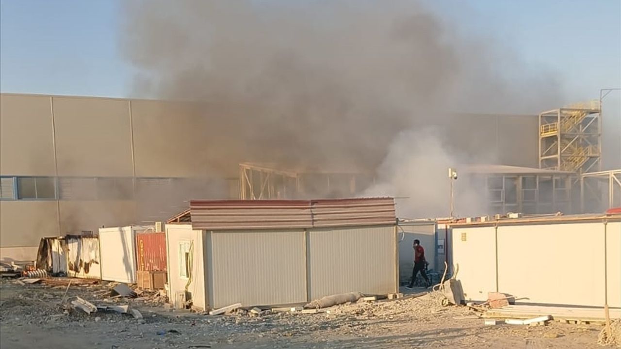 Mersin Tarsus'taki Fabrika Konteynerlerinde Yangın Söndürüldü