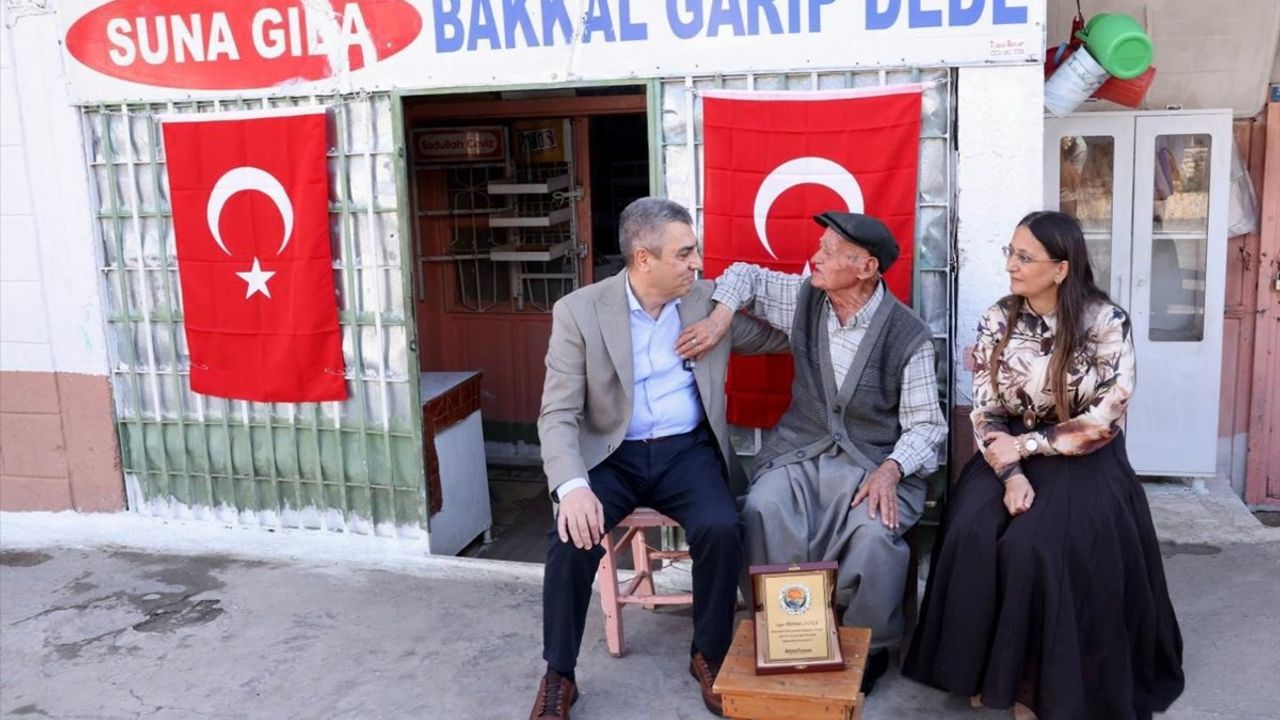 Mersin Valisi Atilla Toros, 50 Yıllık Bakkal Esnafına Plaket Taktim Etti