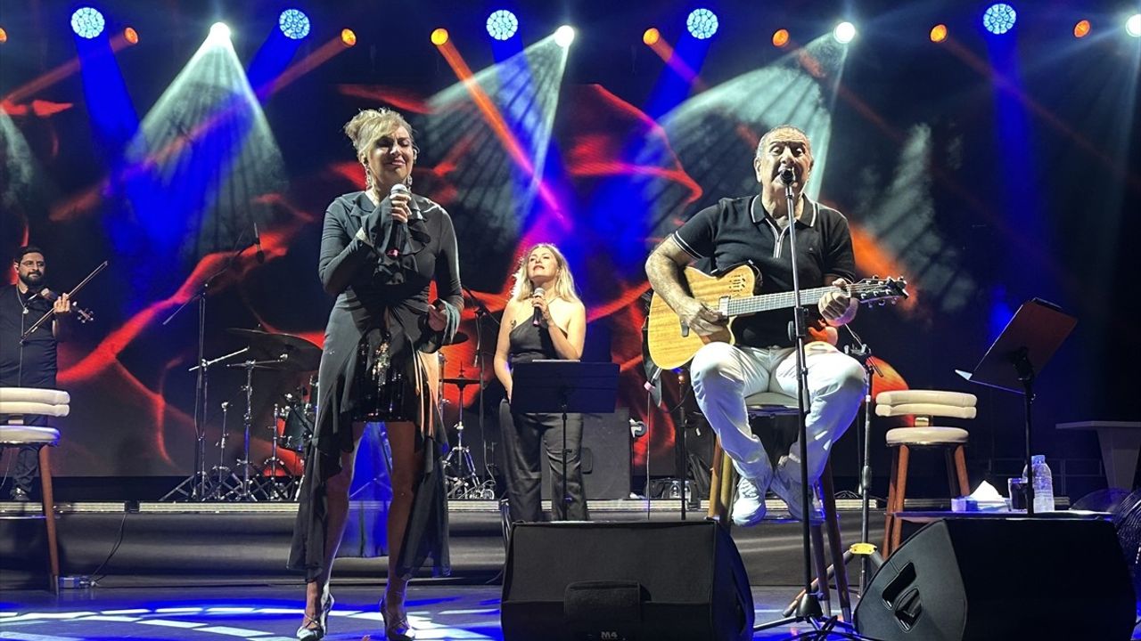 Metin ve Eda Özülkü Antalya'da Unutulmaz Bir Konser Verdi