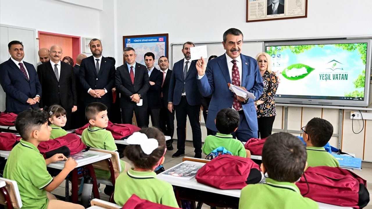 Milli Eğitim Bakanı Tekin, Atatürk İlkokulu Öğrencilerini Ziyaret Etti
