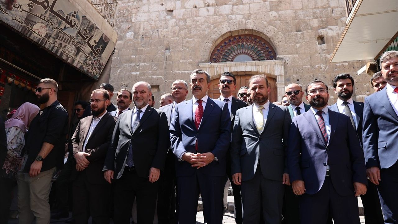 Milli Eğitim Bakanı Tekin, Emevi Camisi'ni Ziyaret Etti