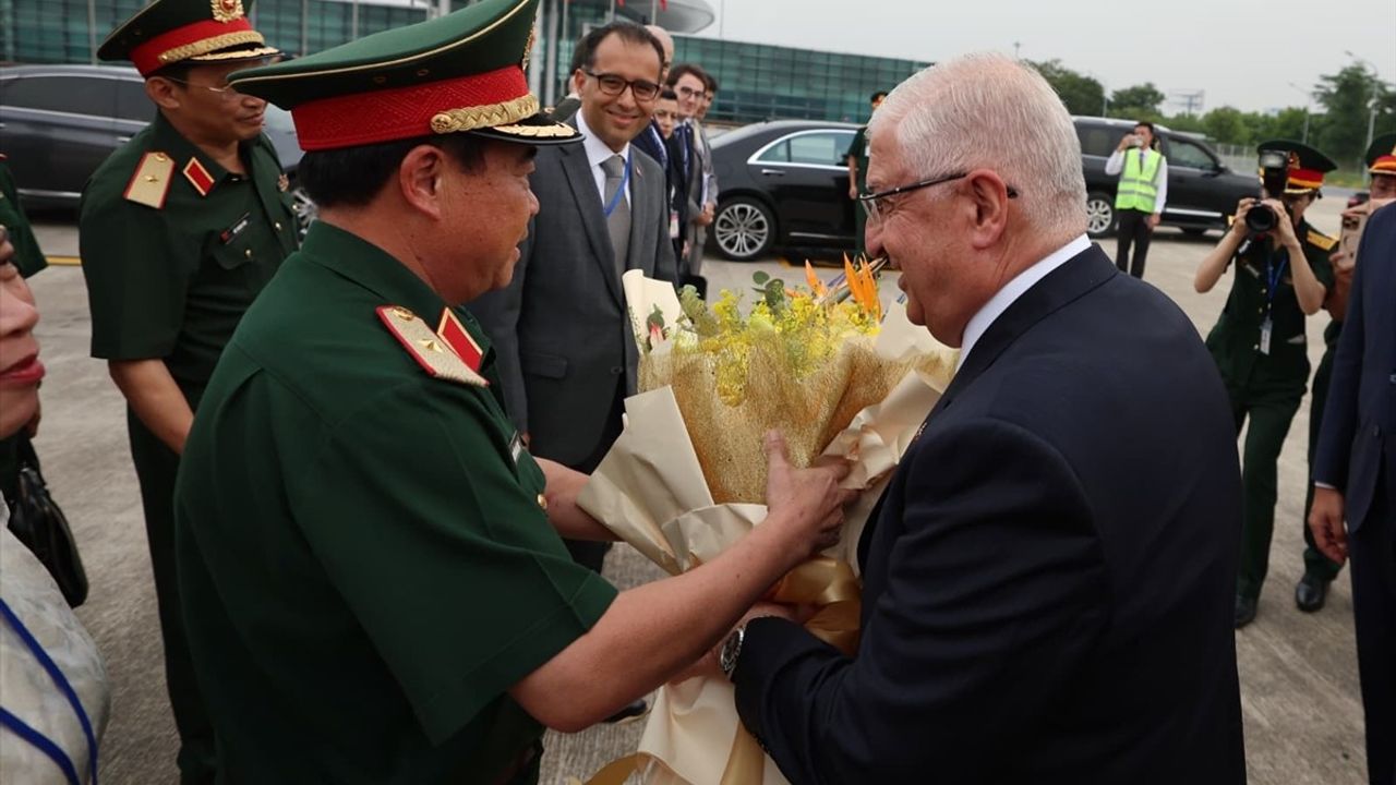 Milli Savunma Bakanı Güler, Hanoi'yi Ziyaret Etti