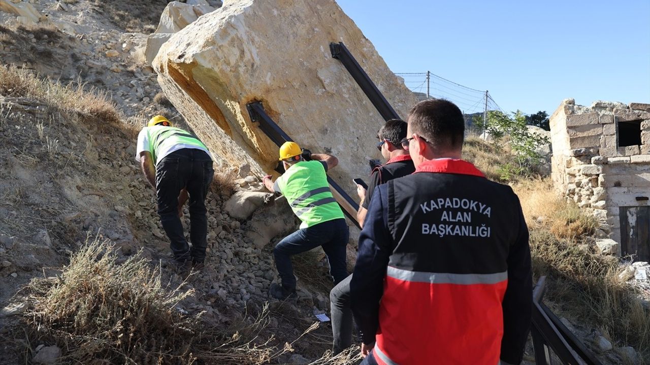 Nevşehir'de Kadıkalesi'nde Kaya Düşmesi Sonrası Çalışmalar Başlatıldı
