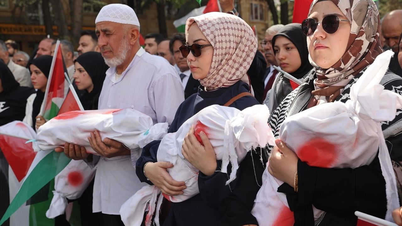Nevşehir'de Küresel Sumud Filosu'na Destek Yürüyüşü