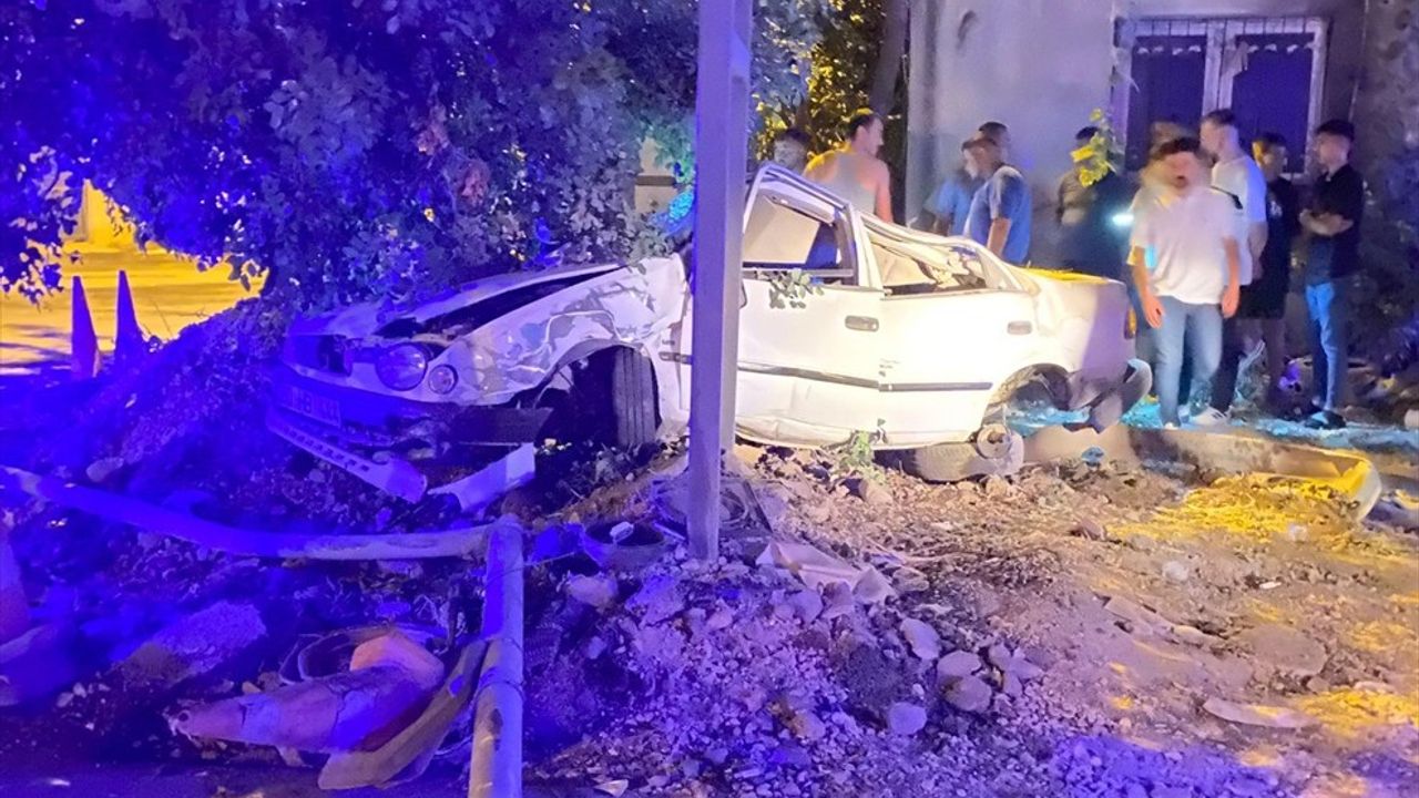 Osmaniye'de Tabela Direğine Çarpan Otomobilin Sürücüsü Hayatını Kaybetti