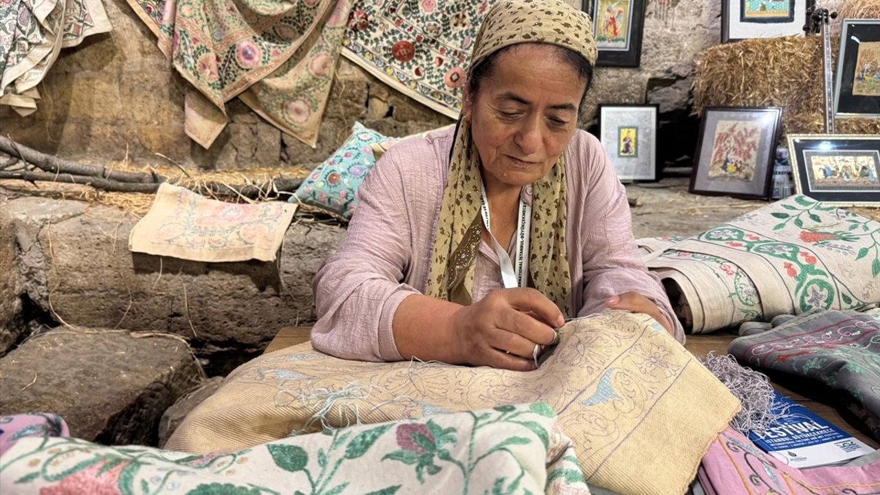 Özbek Suzani Geleneği: Renkli Motiflerle Kültürel Mirası Yaşatmak