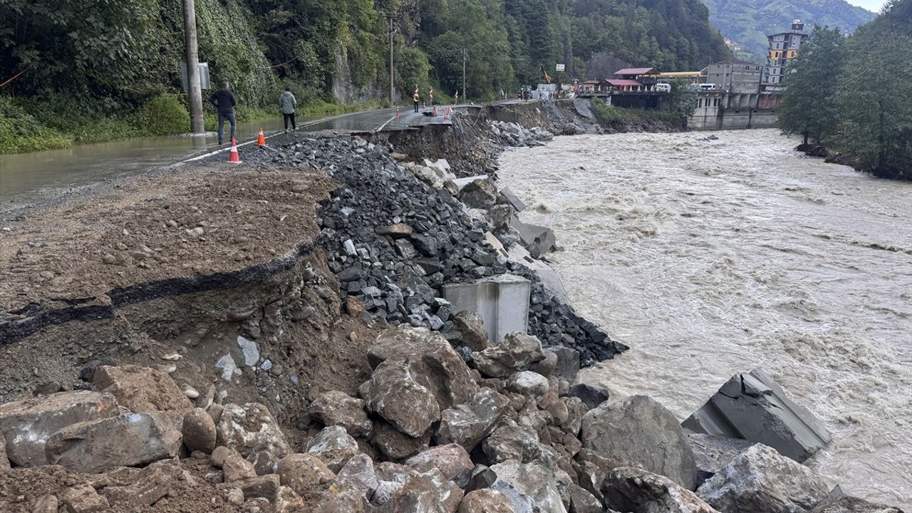 Rize'de Çamlıhemşin-Ardeşen Yolunda Kontrollü Ulaşım