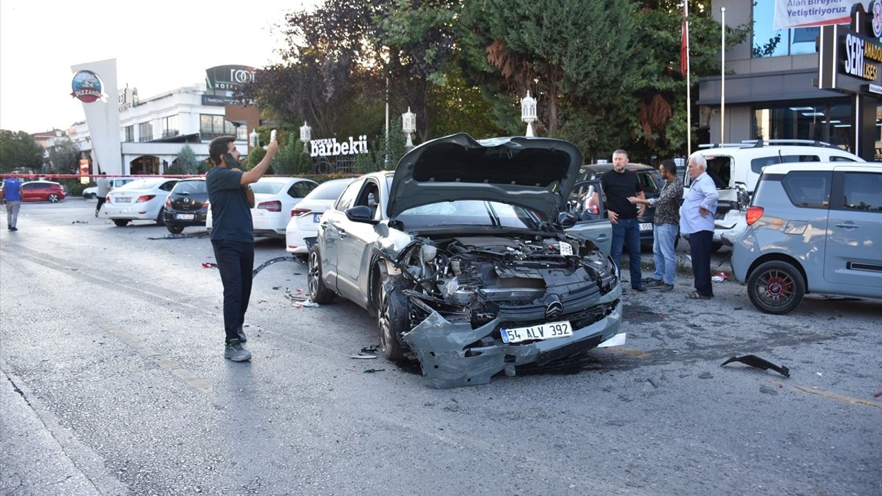 Sakarya'da Beton Mikseri Kazası: 5 Araç Zarar Gördü, 2 Çocuk Yaralandı