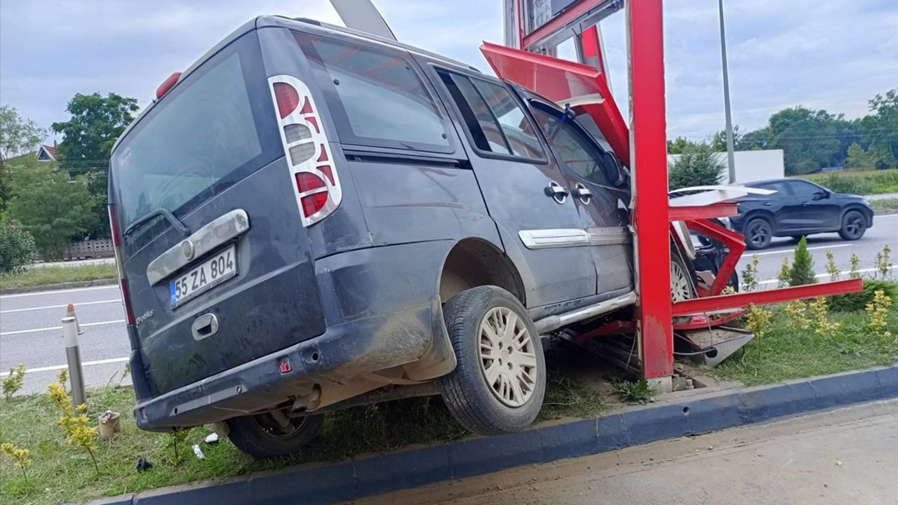 Samsun'da Akaryakıt İstasyonu Tabelasına Çarpan Araçta Üç Kişi Yaralandı