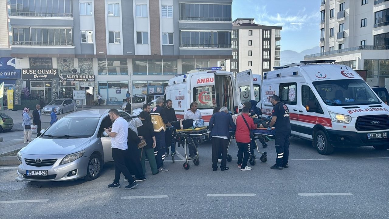 Samsun'da İki Araç Çarpıştı: İki Yaralı