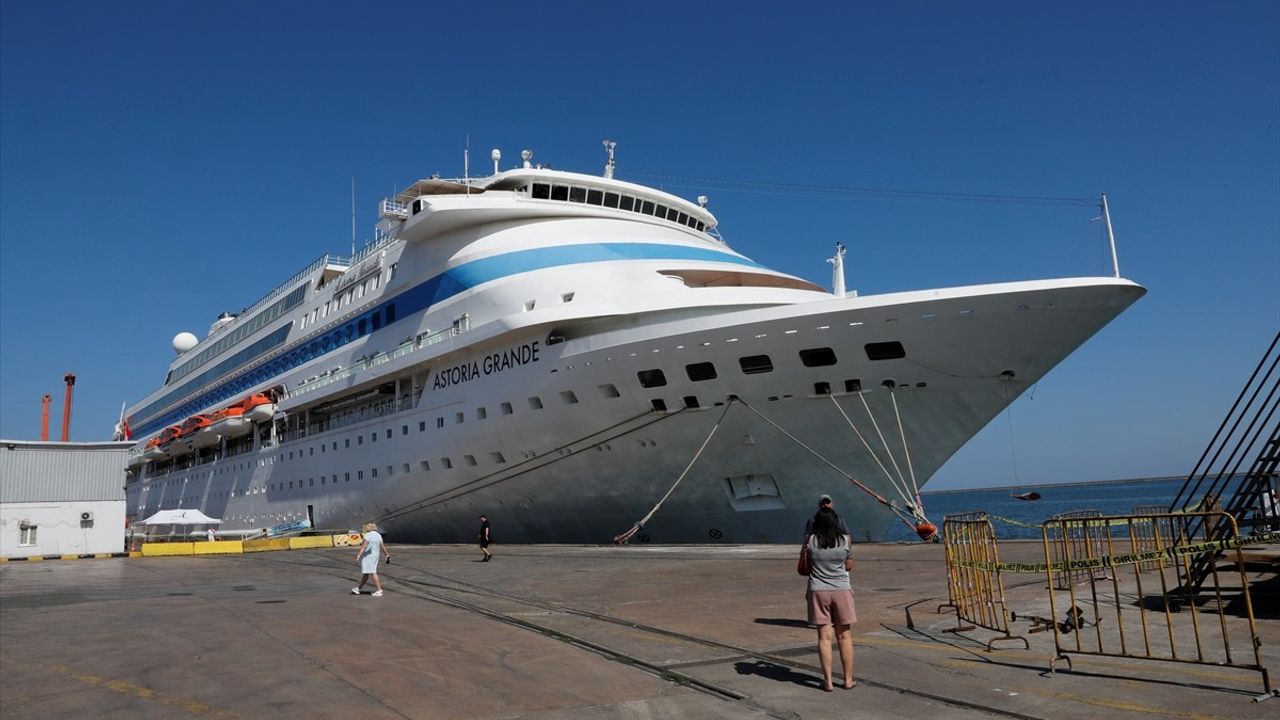 Samsun Limanı'na Demirleyen 'Astoria Grande' Kruvaziyeri