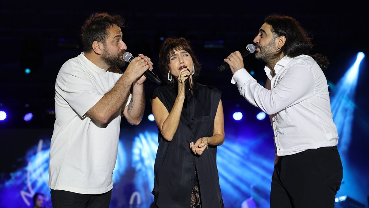 Sanatçılar Niyazi Koyuncu, Selçuk Balcı ve Şevval Sam İstanbul'da Konser Verdi