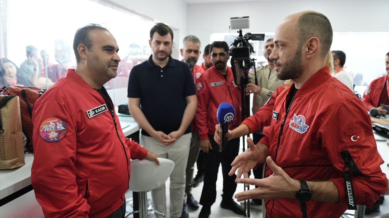 Sanayi ve Teknoloji Bakanı Kacır, TEKNOFEST İstanbul'daki AA Standını Ziyaret Etti