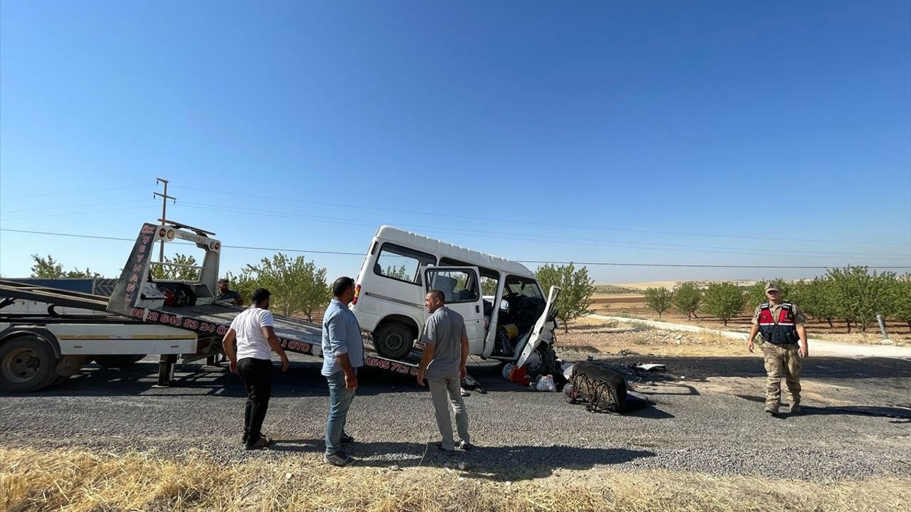Şanlıurfa'da İşçi Minibüsü ile Otomobil Çarpıştı