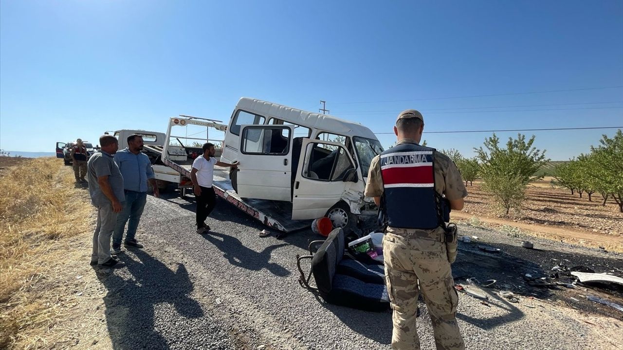 Şanlıurfa'da İşçi Minibüsü ile Otomobil Çarpıştı: 15 Yaralı