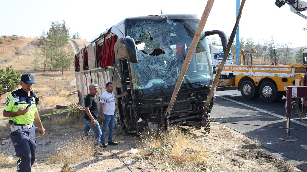 Şanlıurfa'da Yolcu Otobüsü Devrildi, 30 Yaralı