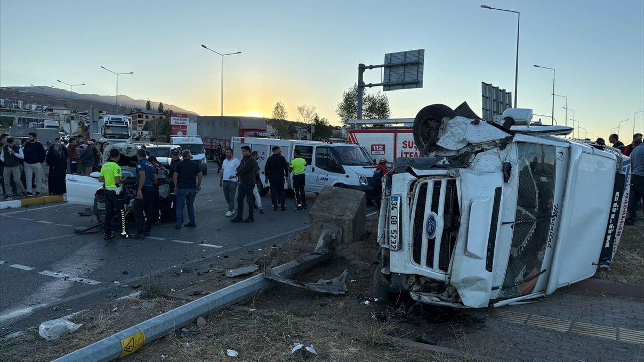 Sivas'ta Minibüs Kazası: 15 Tarım İşçisi Yaralandı