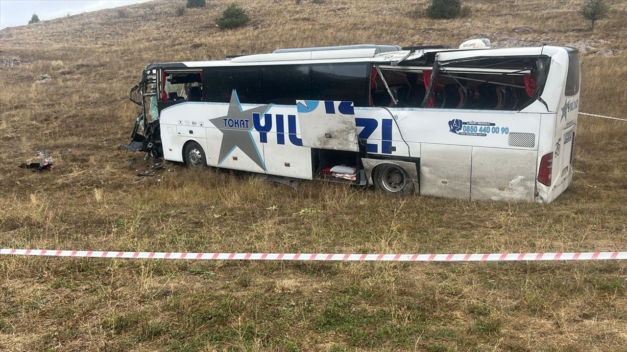 Sivas'ta Otobüs ve Tır Çarpıştı: 23 Yaralı