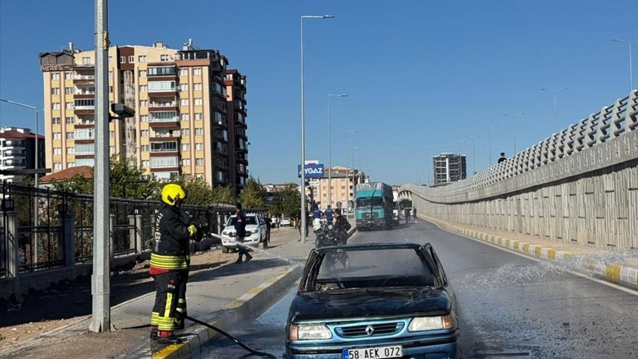 Sivas'ta Otomobil Yangını: Sürücü Yaralandı