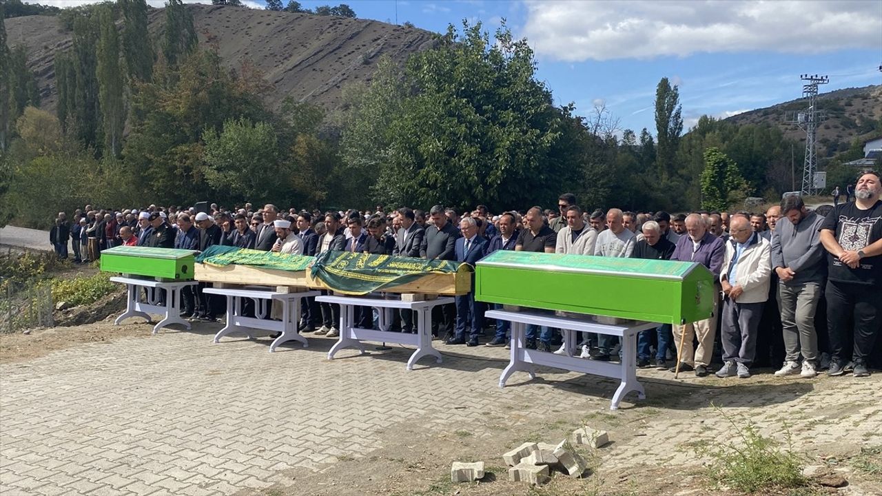 Sivas'ta Trafik Kazasında Hayatını Kaybeden 4 Kişinin Cenazesi Toprağa Verildi