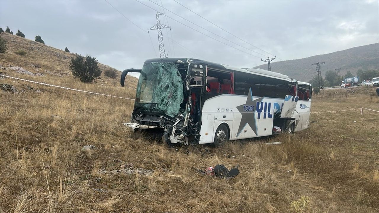 Sivas'ta Yolcu Otobüsü ile Tır Çarpıştı
