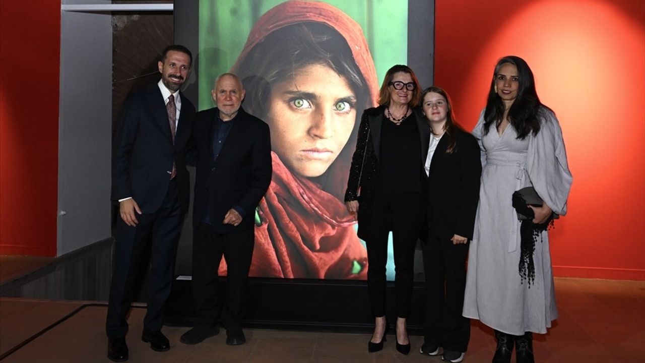 Steve McCurry'nin "The Haunted Eye" Sergisi İstanbul'da Açıldı