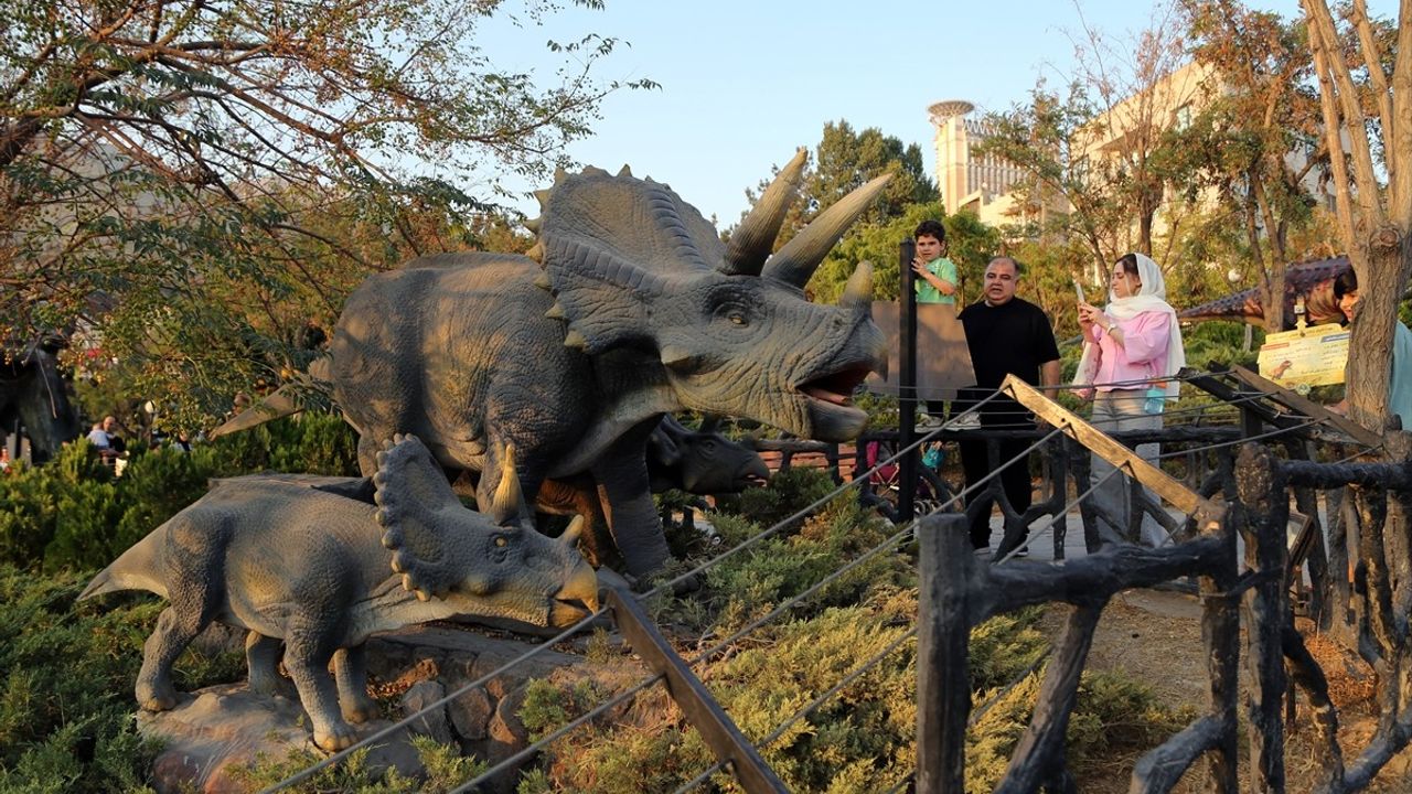 Tahran'daki Jurassic Park'ta Dinozor Çağına Yolculuk