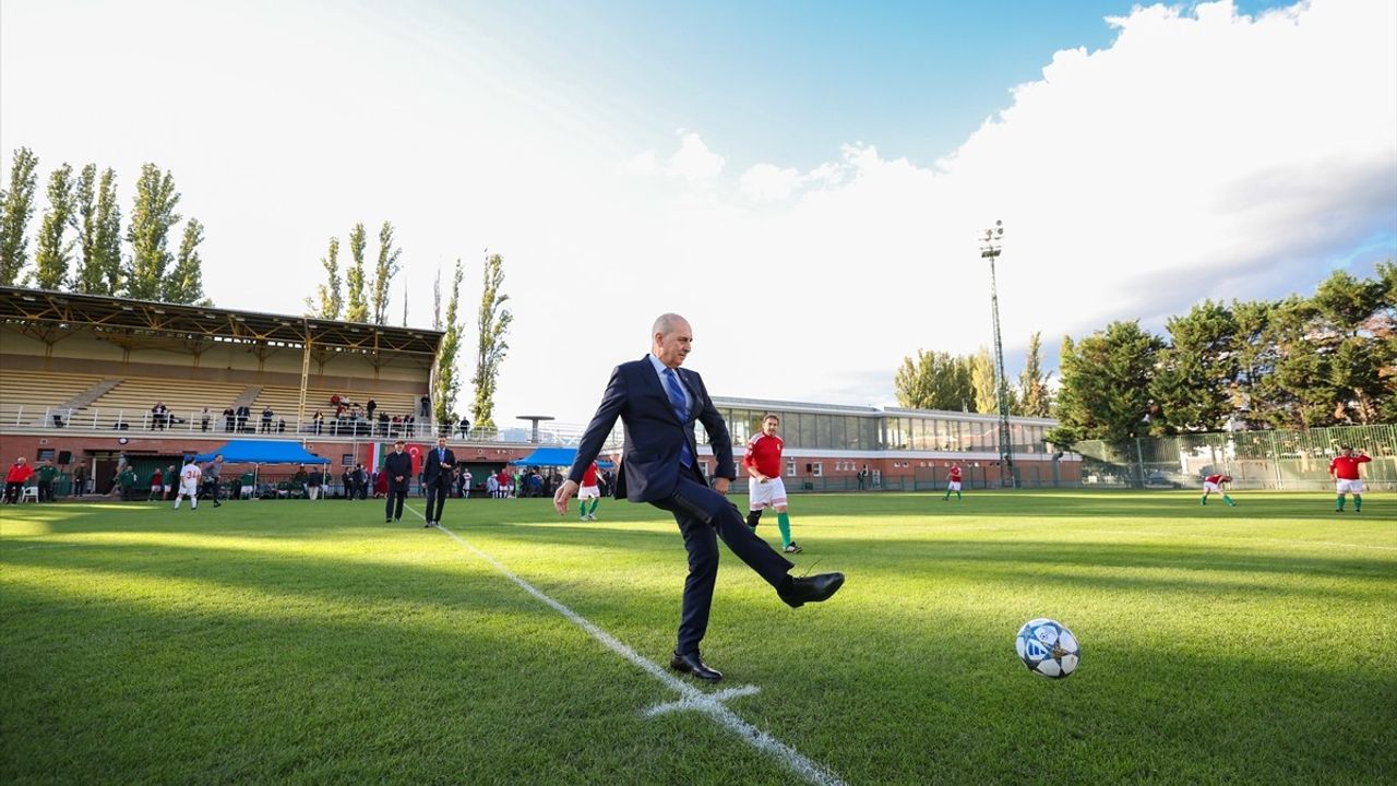 TBMM Başkanı Kurtulmuş, Türkiye ve Macaristan Dostluk Maçını İzledi
