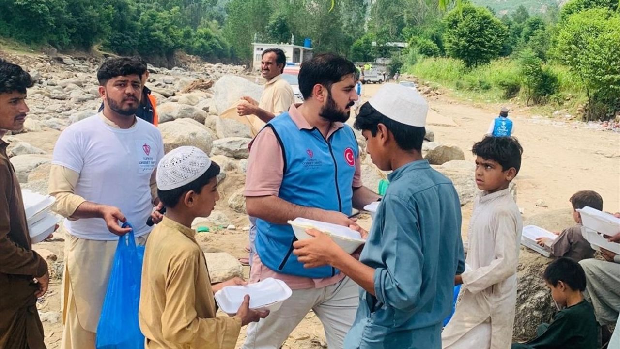 TDV Pakistan'da Selzedelere Yardım Eli Uzatıyor