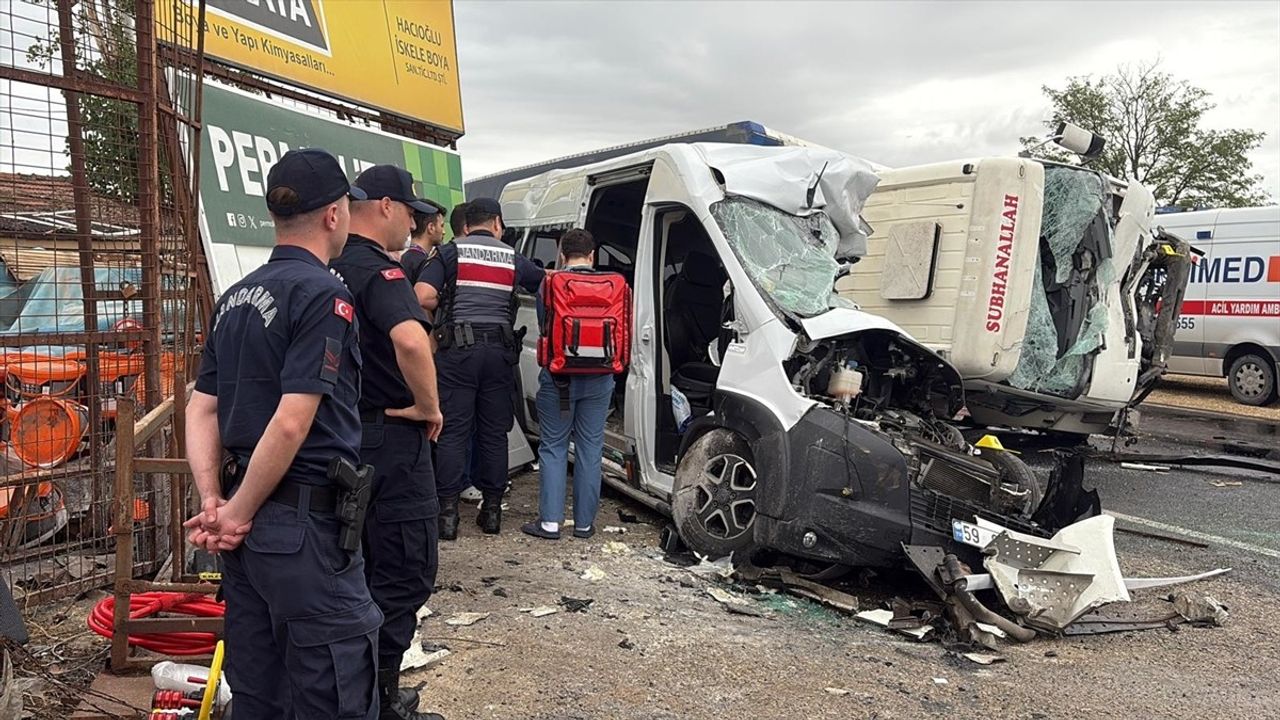 Tekirdağ'da İşçi Servisi ile Kamyon Çarpıştı: 3 Kişi Hayatını Kaybetti