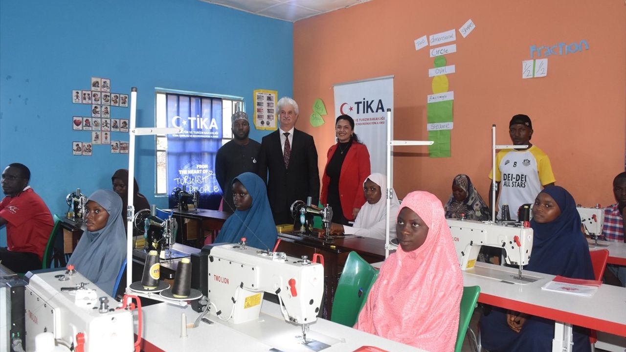 TİKA'nın Nijerya'daki Gençler İçin Dikiş Atölyesi