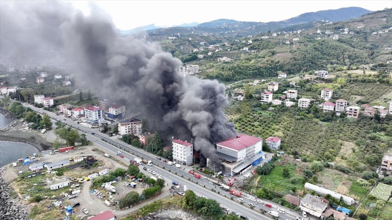 Trabzon'da Alışveriş Merkezinde Yangın Çıkıyor