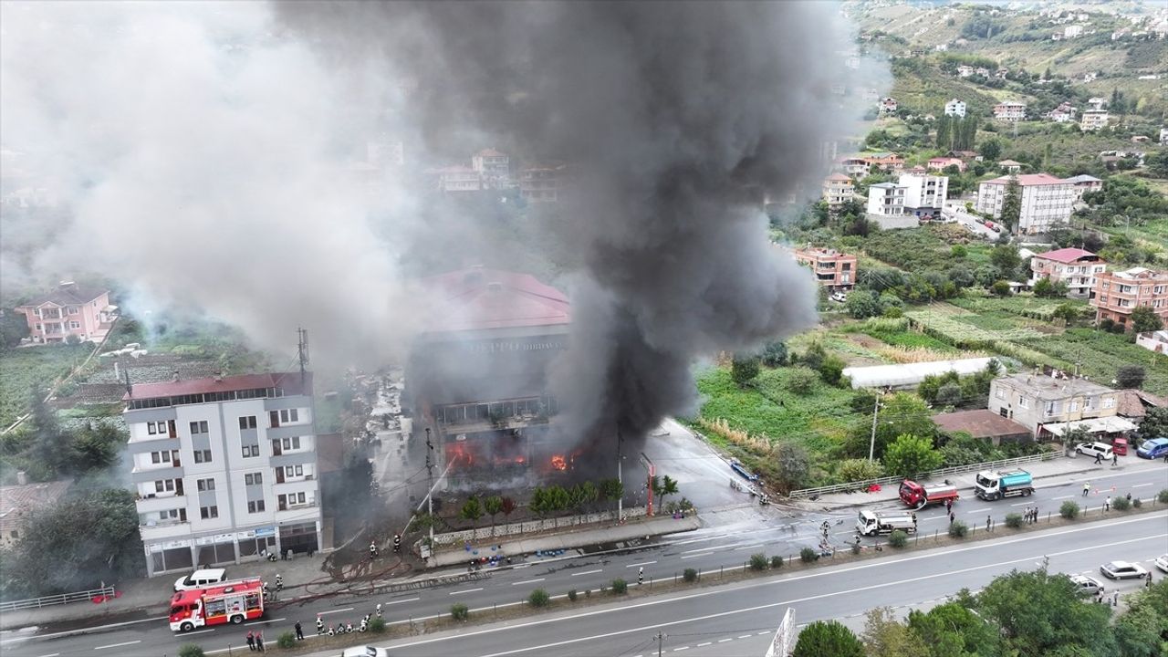 Trabzon'da Alışveriş Merkezinde Yangın Kontrol Altına Alındı