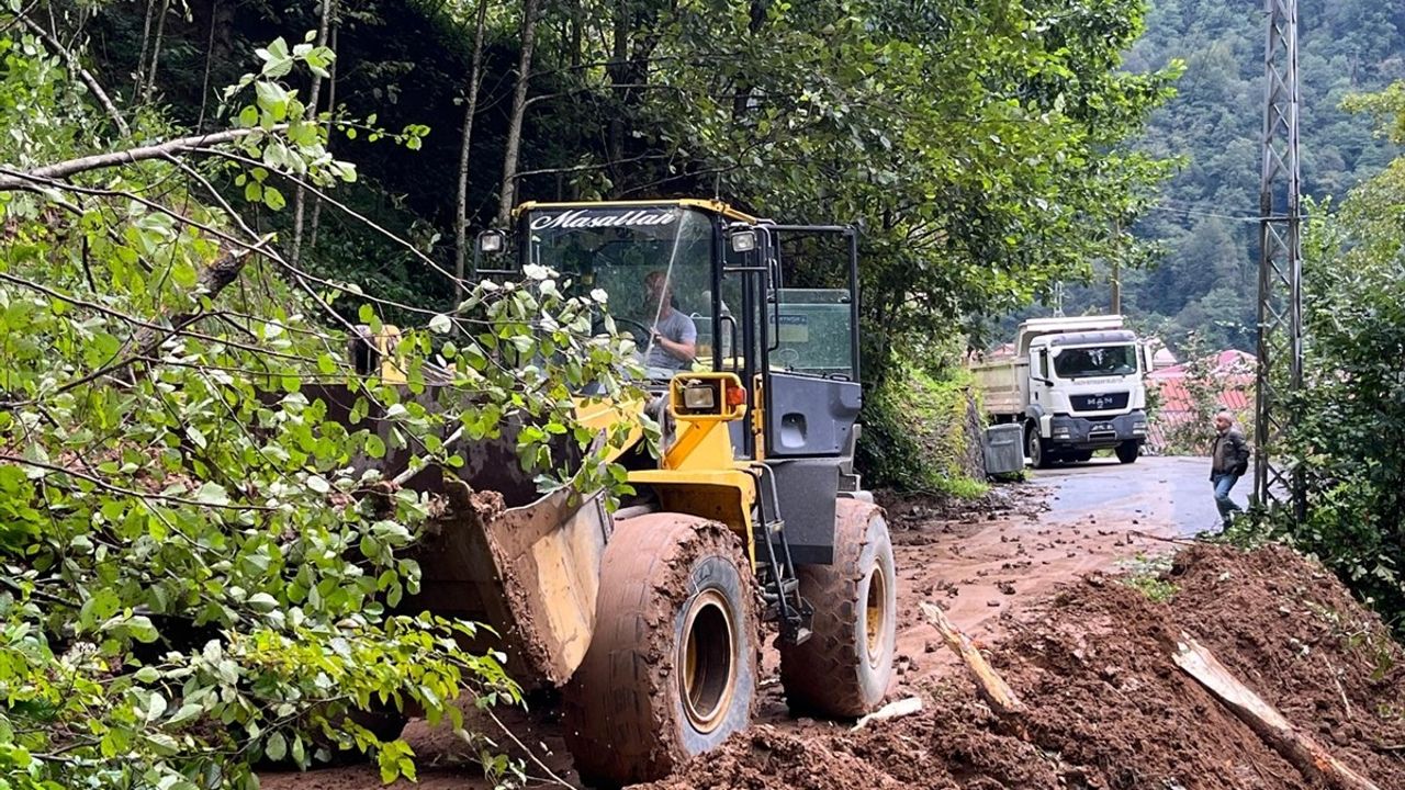 Trabzon'da Heyelan Alarmı: Bazı İlçelerde Toprak Kaymaları Oluştu